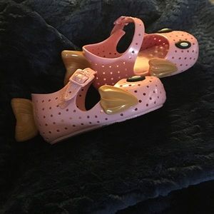 Mini Melissa's.... adorable pink goldfish shoes.